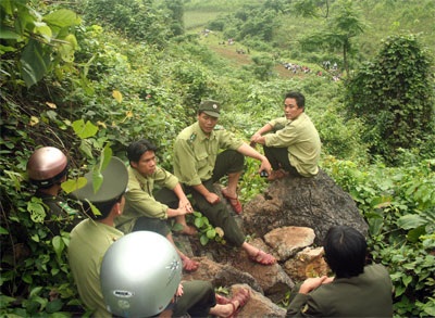 Hàng trăm người bao vây kiểm lâm, cướp gỗ tang vật - 6 Hàng trăm người bao vây kiểm lâm, cướp gỗ tang vật - 6