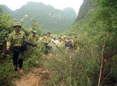 Hàng trăm người bao vây kiểm lâm, cướp gỗ tang vật - 2 Hàng trăm người bao vây kiểm lâm, cướp gỗ tang vật - 2