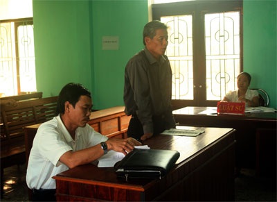 Tòa bác đơn, yêu cầu UBND huyện giải quyết khiếu nại  - 1