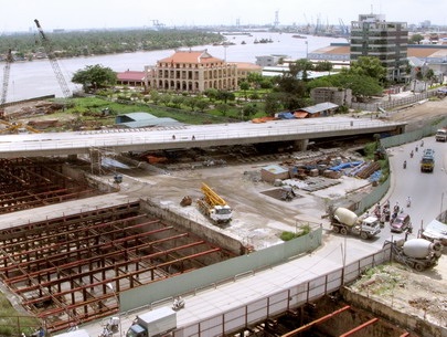 Các vết nứt ở đại lộ Đông Tây tiếp tục “phát triển” - 1 Các vết nứt ở đại lộ Đông Tây tiếp tục “phát triển” - 1
