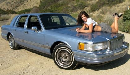 Dùng ảnh người đẹp khêu gợi để bán xe cũ - 2 Dùng ảnh người đẹp khêu gợi để bán xe cũ - 2