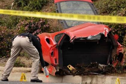 Ferrari gãy đôi, một người thiệt mạng - 1