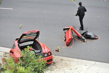 Ferrari gãy đôi, một người thiệt mạng - 9