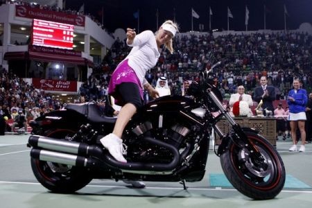 Nữ hoàng quần vợt Maria Sharapova mê xe máy? - 2