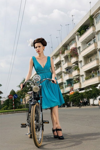 “Nữ hoàng sexy” Chung Thục Quyên mê xế cổ? - 3 “Nữ hoàng sexy” Chung Thục Quyên mê xế cổ? - 3