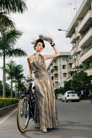 “Nữ hoàng sexy” Chung Thục Quyên mê xế cổ? - 1 “Nữ hoàng sexy” Chung Thục Quyên mê xế cổ? - 1