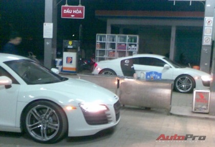 Cùng lúc hai chiếc Audi R8 về Hà Nội - 2 Cùng lúc hai chiếc Audi R8 về Hà Nội - 2