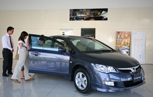 Niêm yết giá xe bằng USD, người tiêu dùng bị "móc túi" - 1 Niêm yết giá xe bằng USD, người tiêu dùng bị "móc túi" - 1