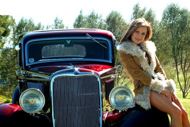 Gợi cảm cùng “xế” cổ - 3 Gợi cảm cùng “xế” cổ - 3