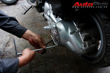 Chống trộm phụ tùng xe Vespa LX  - 9