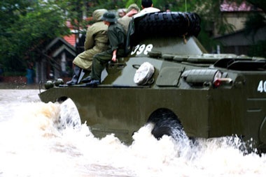 Xe thiết giáp lội nước vào Hà Nội thuộc loại nào?  - 2