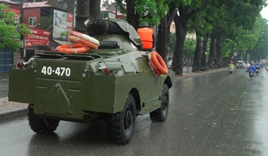 Xe thiết giáp lội nước vào Hà Nội thuộc loại nào?  - 6