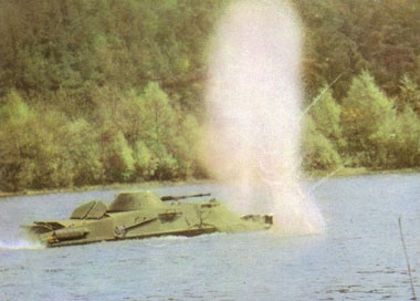 Xe thiết giáp lội nước vào Hà Nội thuộc loại nào?  - 7