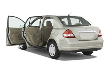 Xe rẻ nhất thị trường Mỹ: Nissan Versa Sedan - 3