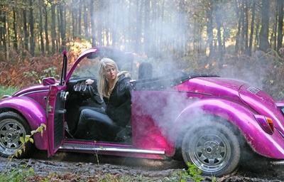 Người đẹp “lâm nạn” với xe - 1