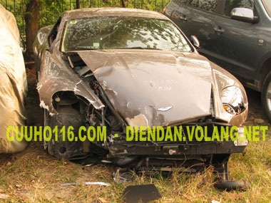 Siêu xe Aston Martin lâm nạn tại Hà Nội - 4 Siêu xe Aston Martin lâm nạn tại Hà Nội - 4