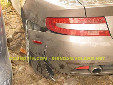 Siêu xe Aston Martin lâm nạn tại Hà Nội - 5 Siêu xe Aston Martin lâm nạn tại Hà Nội - 5