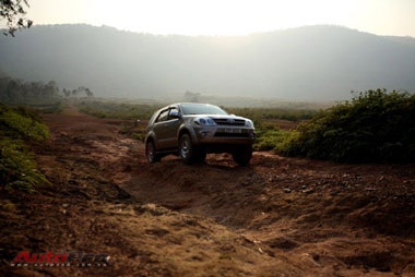 Toyota Fortuner: Lựa chọn đắt đỏ cho xứ nghèo!  - 12