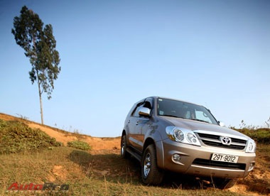 Toyota Fortuner: Lựa chọn đắt đỏ cho xứ nghèo!  - 5