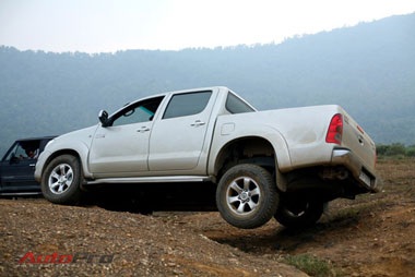 Chọn Toyota Hilux nếu thích hành xác!  - 12
