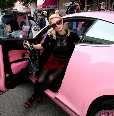 Paris Hilton đón Giáng sinh với Bentley hồng - 1