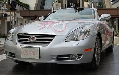 Điệu đà Lexus đính pha lê - 2