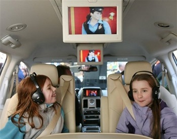 Xe Chrysler được trang bị truyền hình vệ tinh - 1 Xe Chrysler được trang bị truyền hình vệ tinh - 1