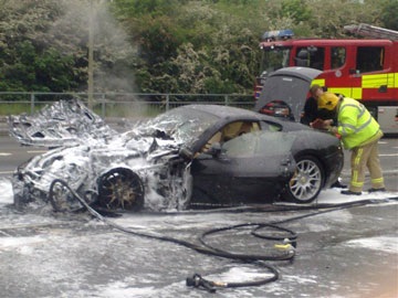 Một chiếc Ferrari 599 GTB cháy rụi  - 5