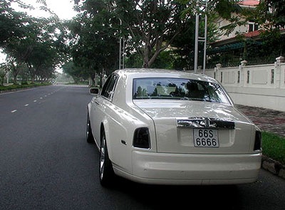 Rolls-Royce Đồng Tháp chơi biển độc - 5 Rolls-Royce Đồng Tháp chơi biển độc - 5