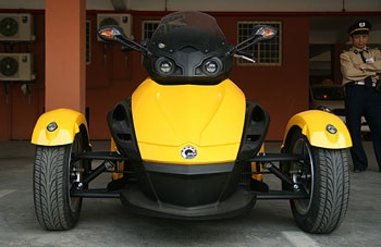 Xe 3 bánh "quái" đầu tiên đến Việt Nam - 1 Xe 3 bánh "quái" đầu tiên đến Việt Nam - 1