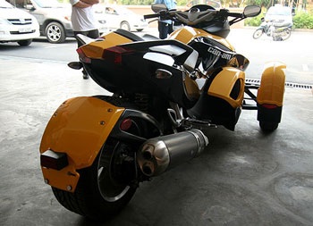 Xe 3 bánh "quái" đầu tiên đến Việt Nam - 3 Xe 3 bánh "quái" đầu tiên đến Việt Nam - 3