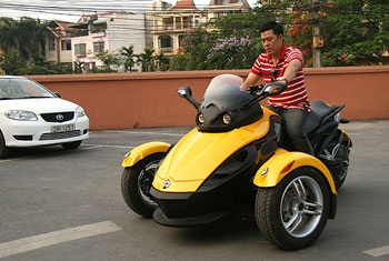 Xe 3 bánh "quái" đầu tiên đến Việt Nam - 5 Xe 3 bánh "quái" đầu tiên đến Việt Nam - 5