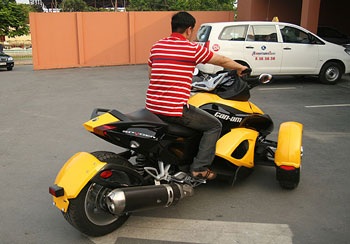 Xe 3 bánh "quái" đầu tiên đến Việt Nam - 6 Xe 3 bánh "quái" đầu tiên đến Việt Nam - 6