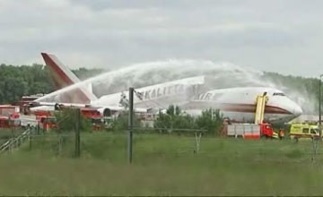 Máy bay Boeing 747 bị gãy đôi trước khi cất cánh  - 1