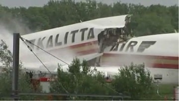 Máy bay Boeing 747 bị gãy đôi trước khi cất cánh  - 2