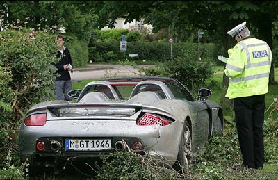 Bố Hamilton đâm hỏng một chiếc Porsche - 5 Bố Hamilton đâm hỏng một chiếc Porsche - 5