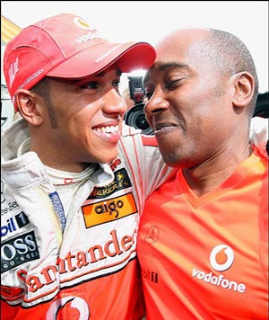 Bố Hamilton đâm hỏng một chiếc Porsche - 1 Bố Hamilton đâm hỏng một chiếc Porsche - 1