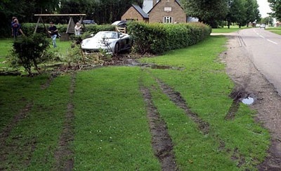 Bố Hamilton đâm hỏng một chiếc Porsche - 2 Bố Hamilton đâm hỏng một chiếc Porsche - 2