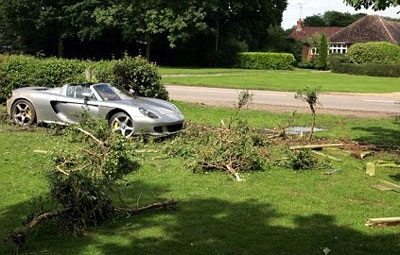 Bố Hamilton đâm hỏng một chiếc Porsche - 3 Bố Hamilton đâm hỏng một chiếc Porsche - 3