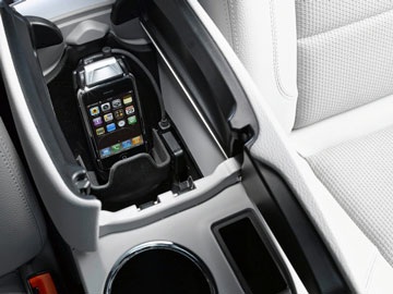 Thiết bị hỗ trợ kết nối iPhone trên xe Mercedes - 1