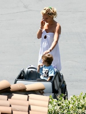 Britney Spears cũng thích ô tô đồ chơi - 5