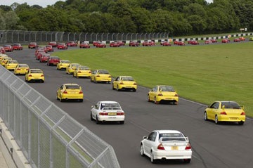 Kỷ lục thế giới mới: 273 chiếc Mitsubishi Evo diễu hành - 2 Kỷ lục thế giới mới: 273 chiếc Mitsubishi Evo diễu hành - 2