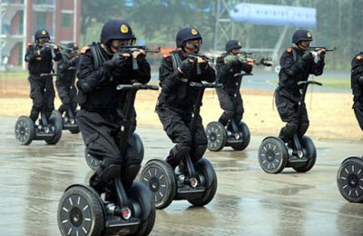 Cảnh sát Trung Quốc sử dụng xe Segway - 2