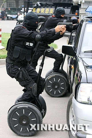 Cảnh sát Trung Quốc sử dụng xe Segway - 3