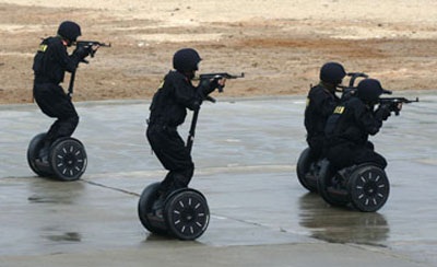 Cảnh sát Trung Quốc sử dụng xe Segway - 4