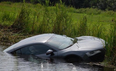 Lái siêu xe không dễ! - 1