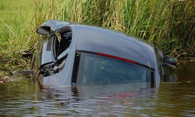 Lái siêu xe không dễ! - 2