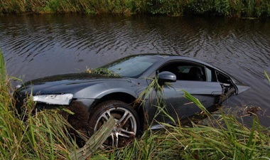 Lái siêu xe không dễ! - 3