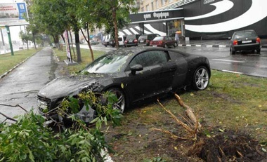 Lái siêu xe không dễ! - 8