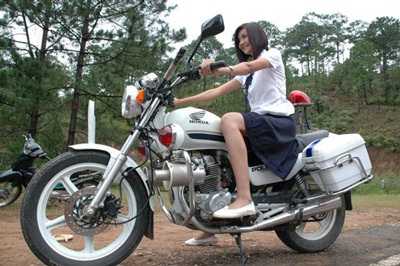 Thanh Hằng - Khó chọn xe vì... chân dài! - 3 Thanh Hằng - Khó chọn xe vì... chân dài! - 3